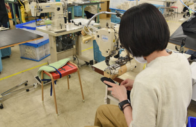 自社生産で“日本人の感性で創る鞄”を追求