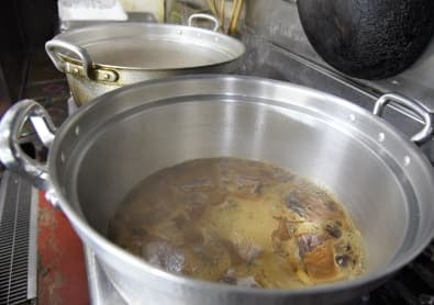 独自の製法で40分かけて炊き上げる