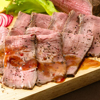 ローストビーフと特製ガーリックペッパーソース